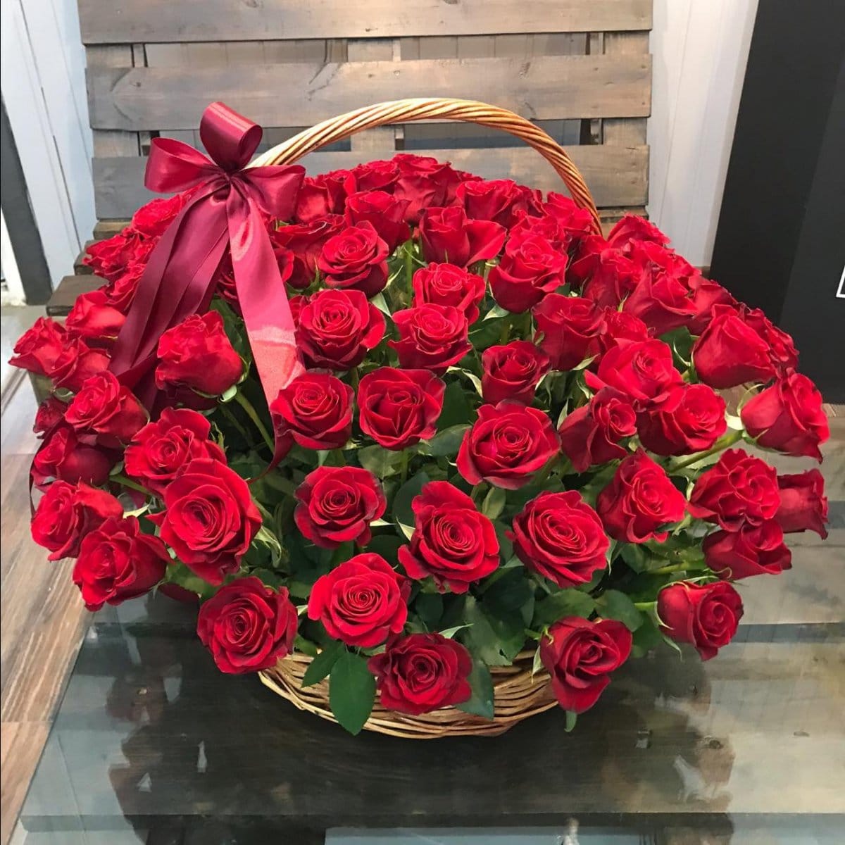 heks operatie namens Basket “101 scarlet rose” - Send Flower